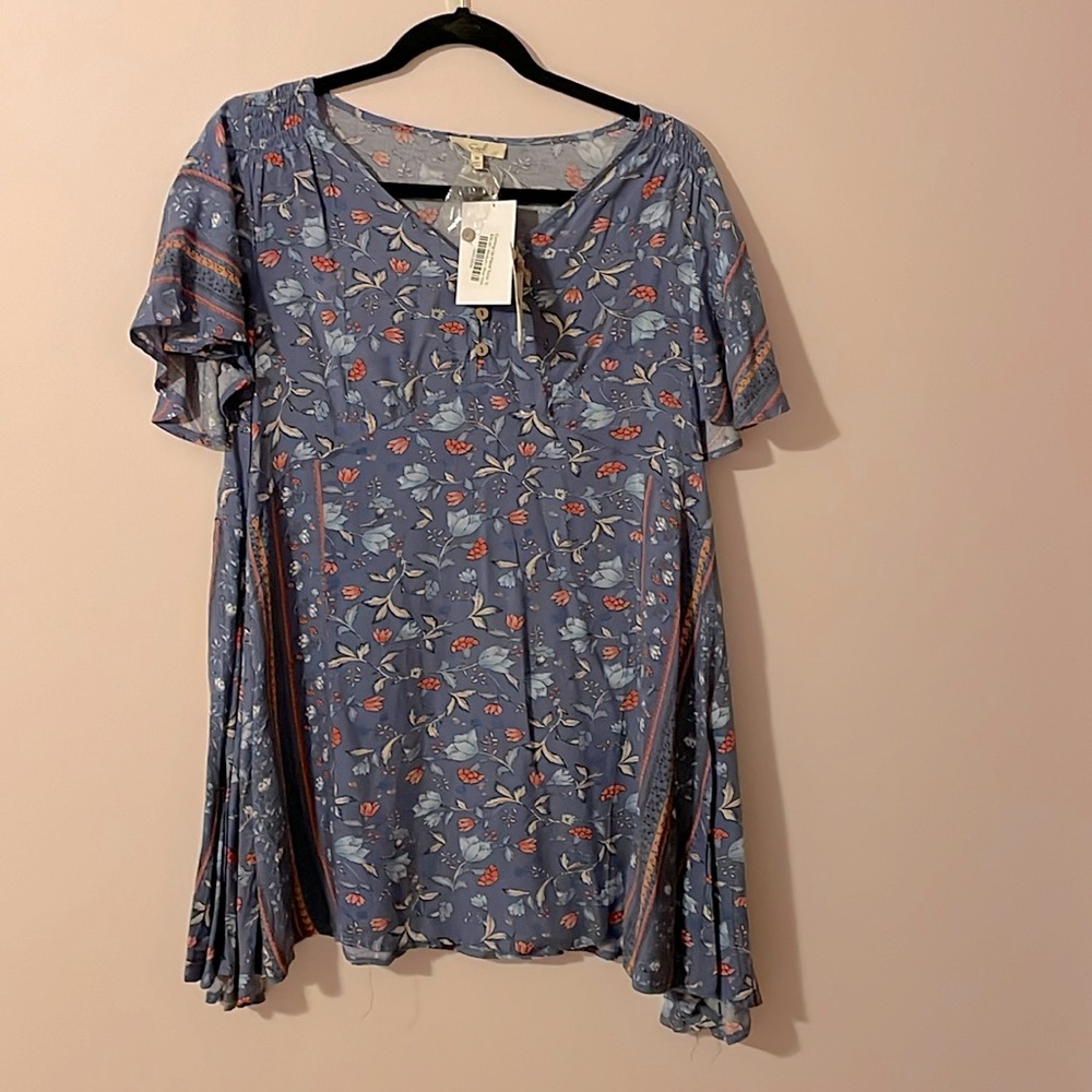 BNWT Easel floral tunic blouse size Medium.